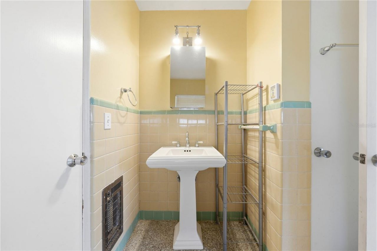 126 E Magnolia Avenue , Howey in the Hills, FL 34737 Photo