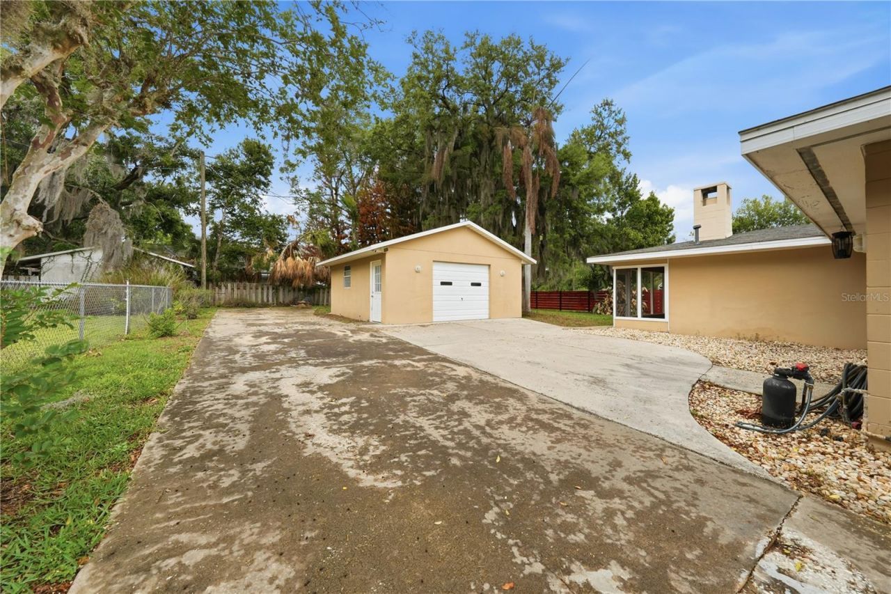 126 E Magnolia Avenue , Howey in the Hills, FL 34737 Photo
