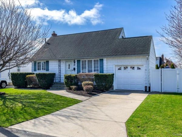 299 37 Street , Lindenhurst, NY 11757