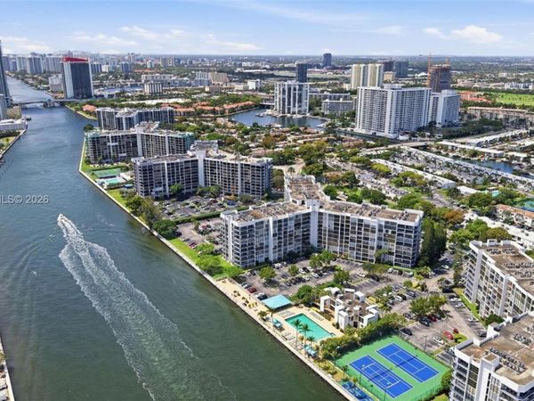 800 Parkview Dr, Unit 506, Hallandale Beach, FL 33009