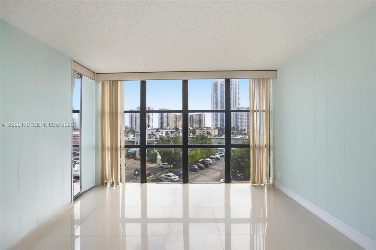 800 Parkview Dr, Unit 506, Hallandale Beach, FL 33009 Photo