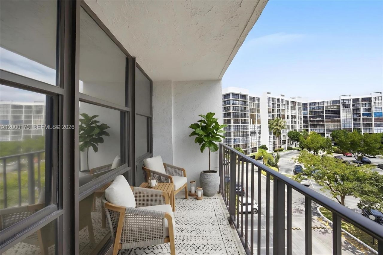 800 Parkview Dr, Unit 506, Hallandale Beach, FL 33009 Photo