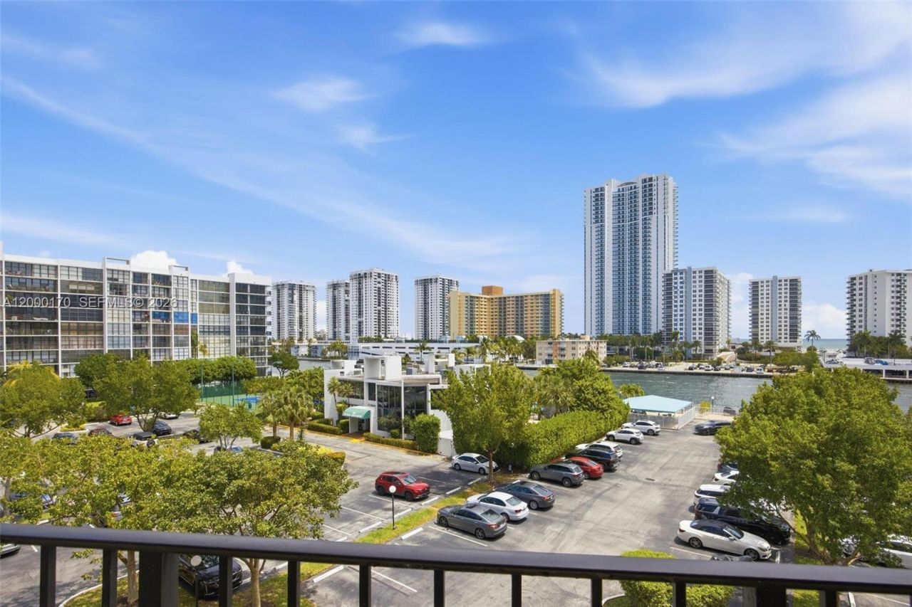 800 Parkview Dr, Unit 506, Hallandale Beach, FL 33009 Photo