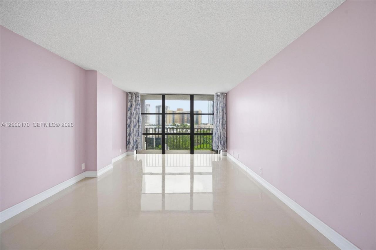 800 Parkview Dr, Unit 506, Hallandale Beach, FL 33009 Photo