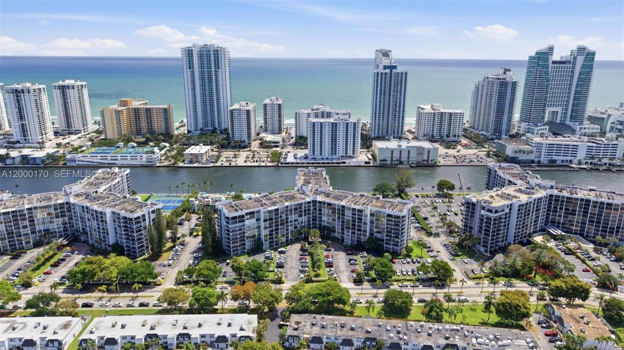 800 Parkview Dr, Unit 506, Hallandale Beach, FL 33009 Photo