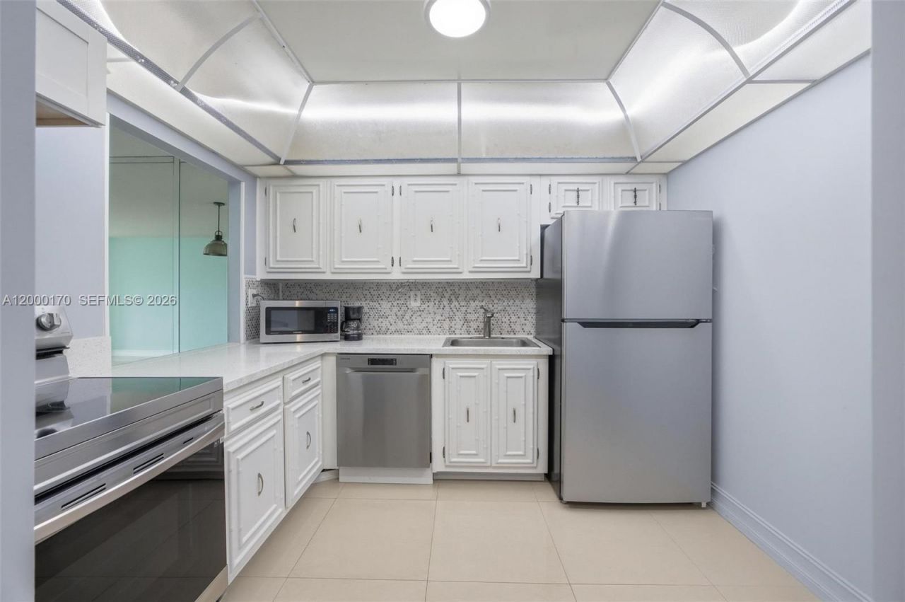800 Parkview Dr, Unit 506, Hallandale Beach, FL 33009 Photo
