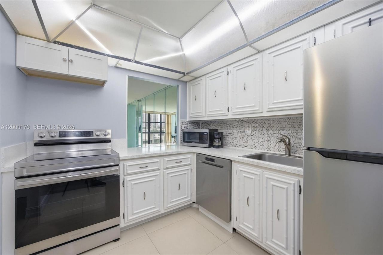 800 Parkview Dr, Unit 506, Hallandale Beach, FL 33009 Photo