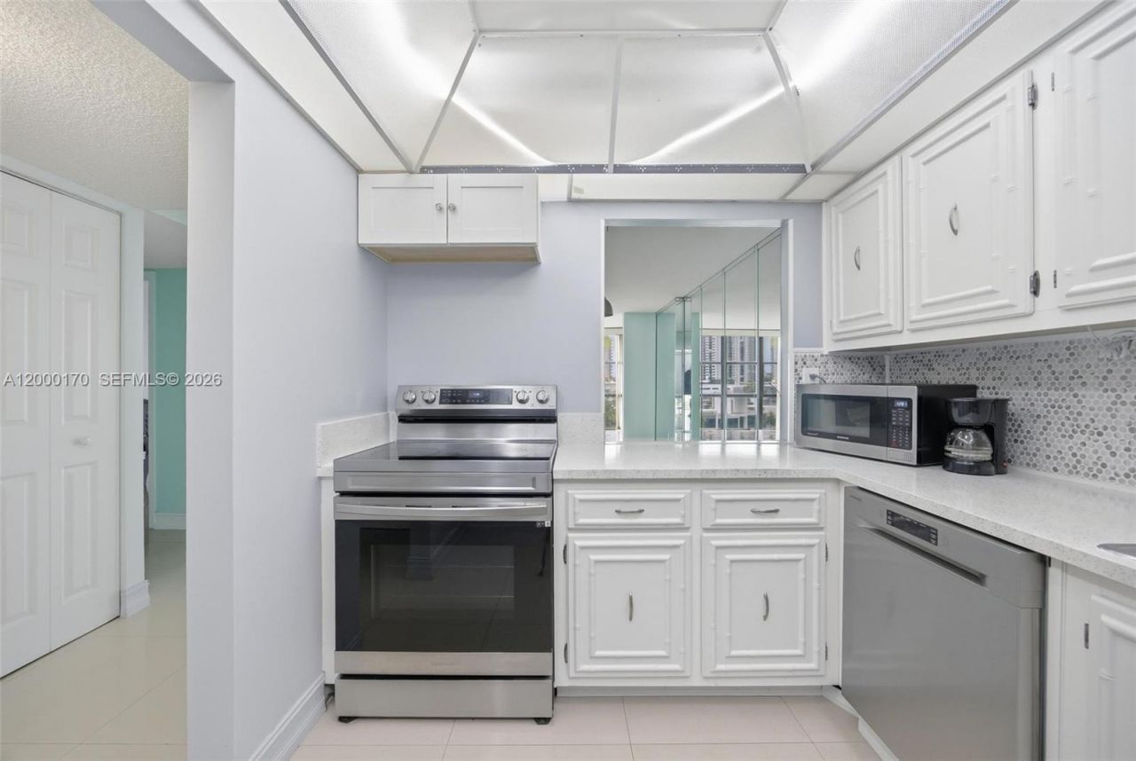800 Parkview Dr, Unit 506, Hallandale Beach, FL 33009 Photo