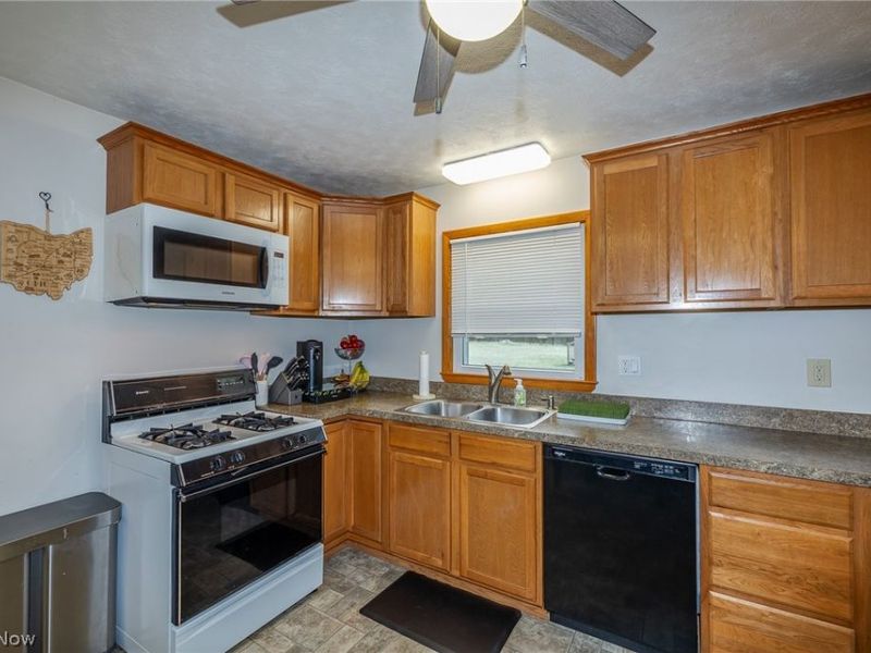 18255 Shurmer Road, Strongsville, OH 44136 Photo 11