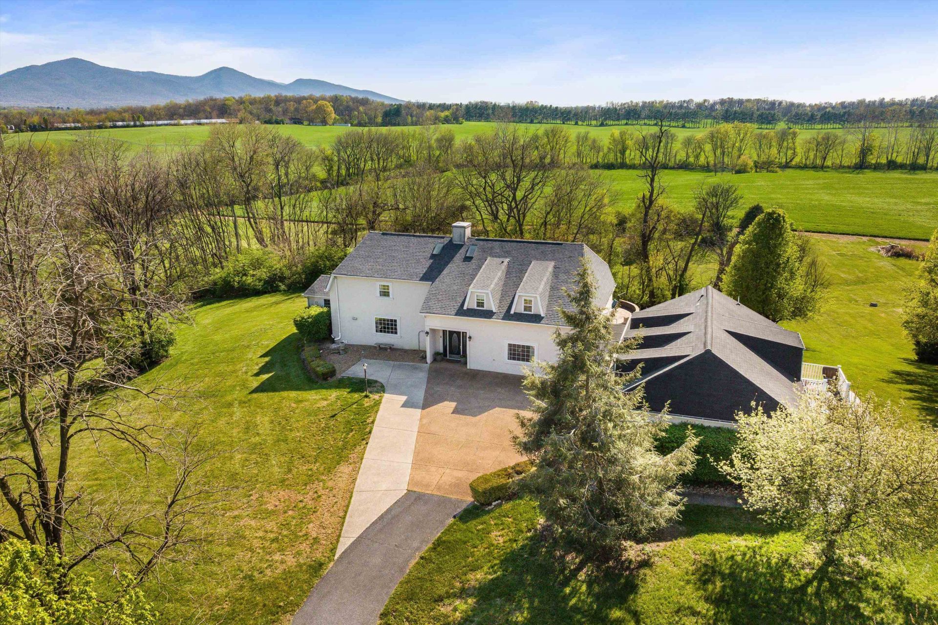 1335 COURTNEY LN primary photo