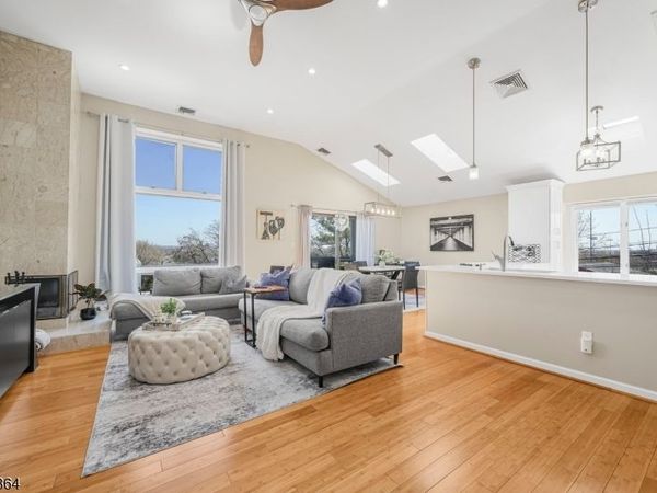 855 Valley Brook Ave, Lyndhurst, NJ 07071