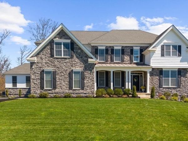 9 Donna Dr, Raritan, NJ 08822