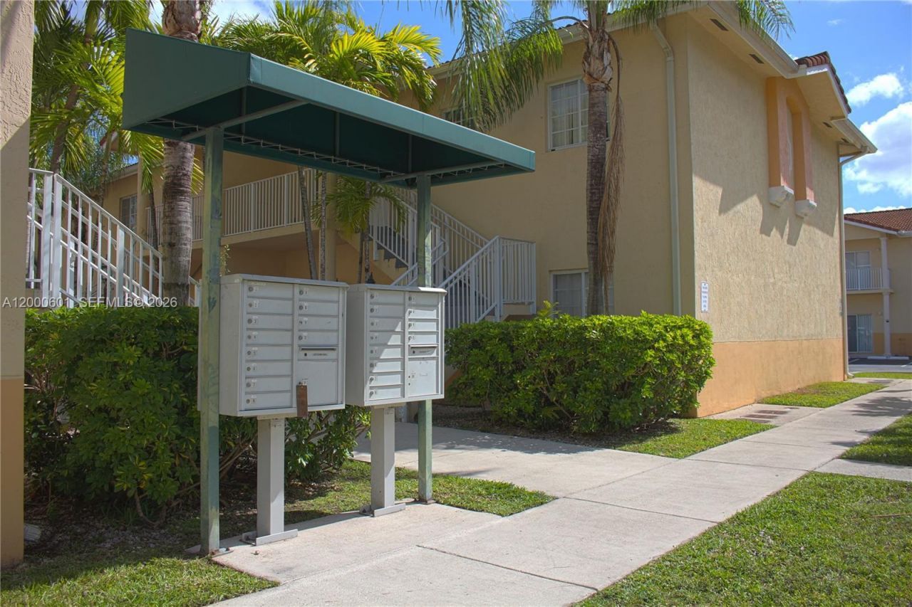 6962 NW 179th St, Unit 206-6, Hialeah, FL 33015 Photo