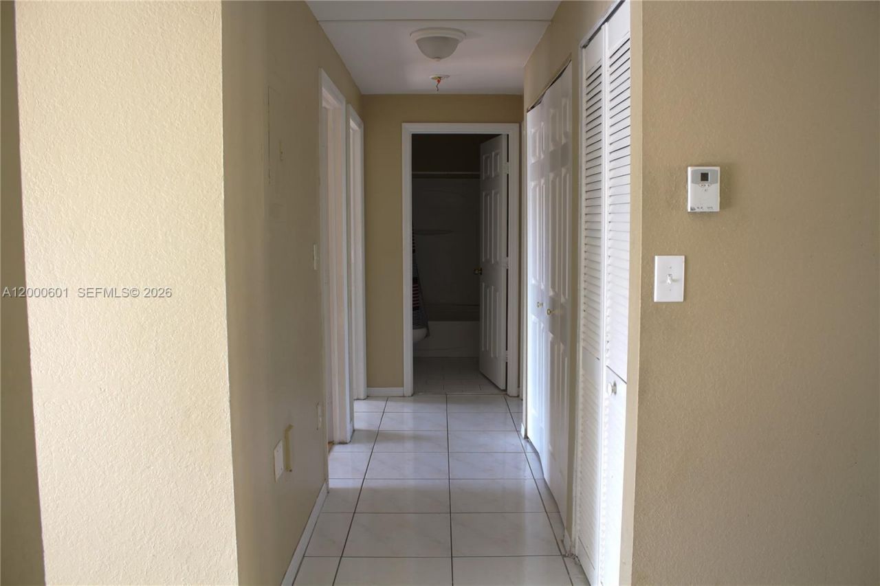 6962 NW 179th St, Unit 206-6, Hialeah, FL 33015 Photo