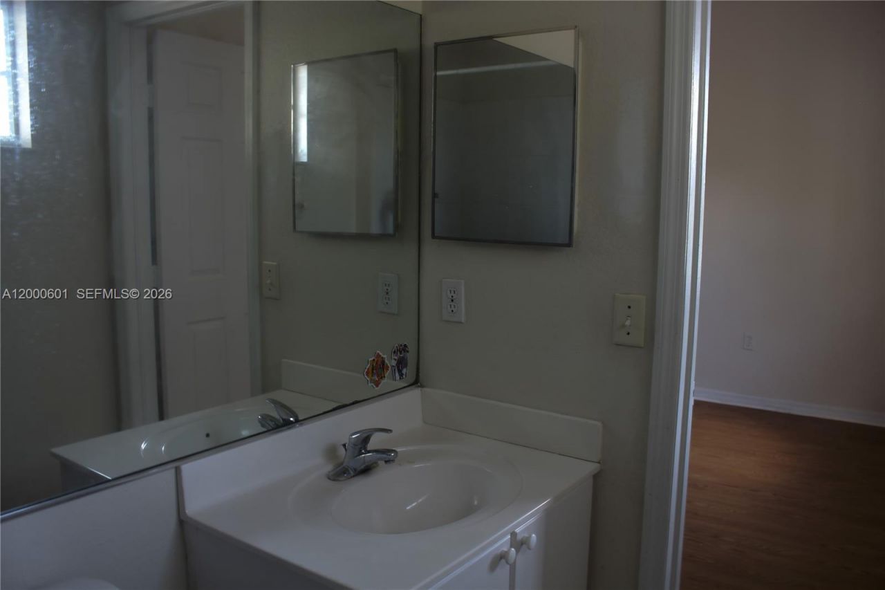 6962 NW 179th St, Unit 206-6, Hialeah, FL 33015 Photo