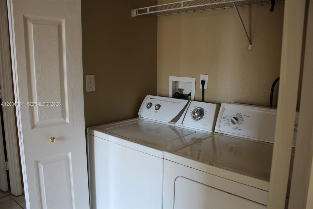 6962 NW 179th St, Unit 206-6, Hialeah, FL 33015 Photo
