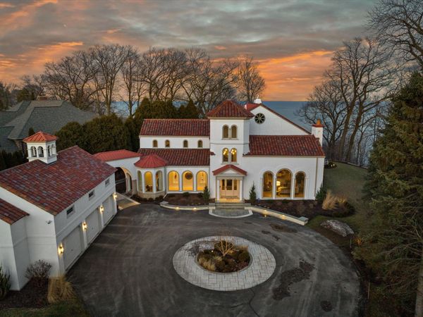 7032 N Barnett Ln, Fox Point, WI 53217