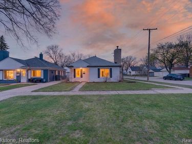 24304 Carlysle Street, Dearborn, MI 48124