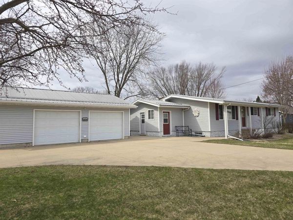2506 River Road, Decorah, IA 52101