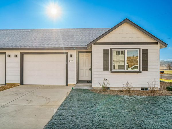 895 SE Starview Avenue SE, Madras, OR 97741