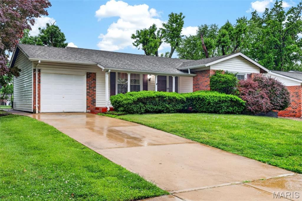 2150 Canterbury Drive, Florissant, MO 63033 Main Photo