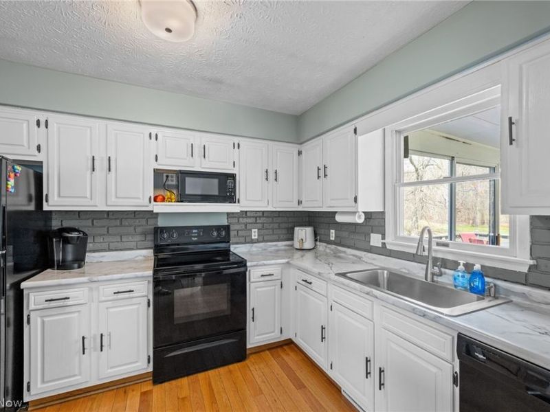 2837 Mahan Denman Road NW, Bristolville, OH 44402 Photo 7