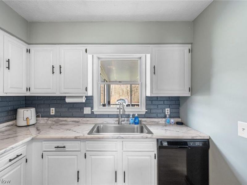 2837 Mahan Denman Road NW, Bristolville, OH 44402 Photo 8