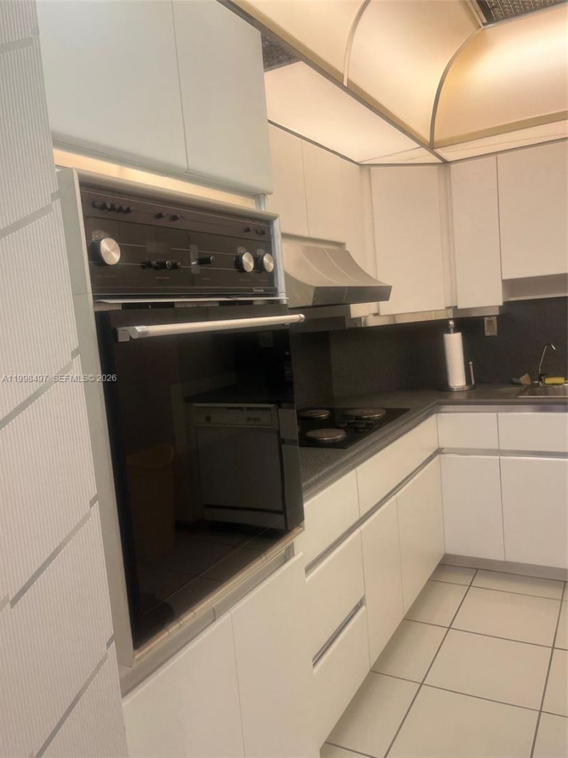 300 Bayview Dr, Unit 516, Sunny Isles Beach, FL 33160 Photo