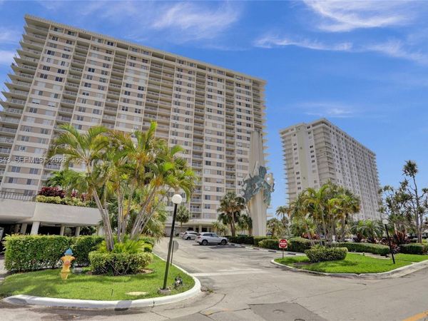 300 Bayview Dr , Unit PH10, Sunny Isles Beach, FL 33160