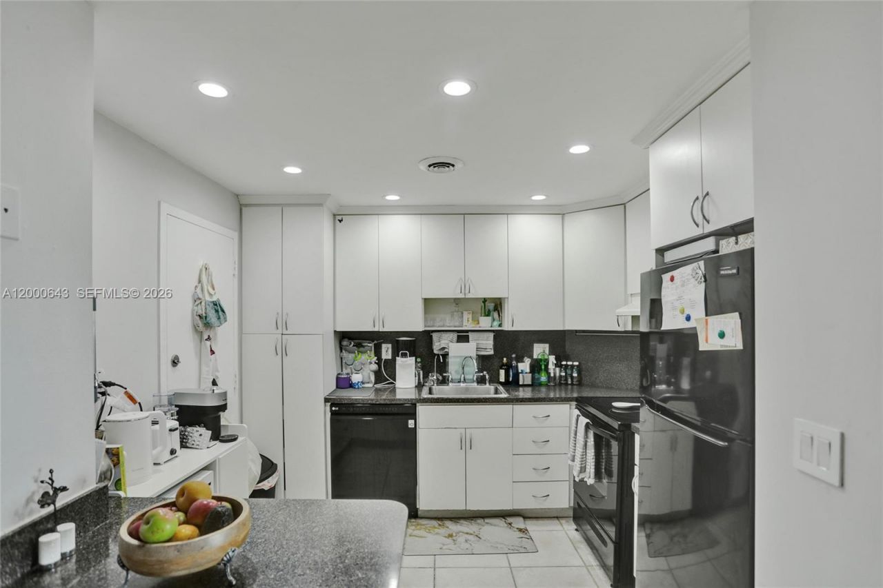 300 Bayview Dr , Unit PH10, Sunny Isles Beach, FL 33160 Photo