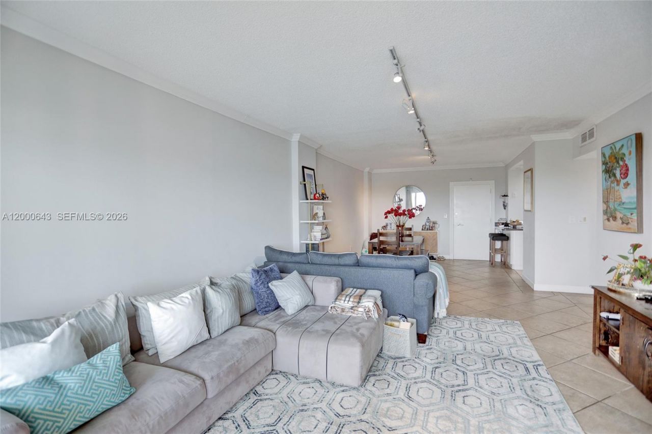 300 Bayview Dr , Unit PH10, Sunny Isles Beach, FL 33160 Photo