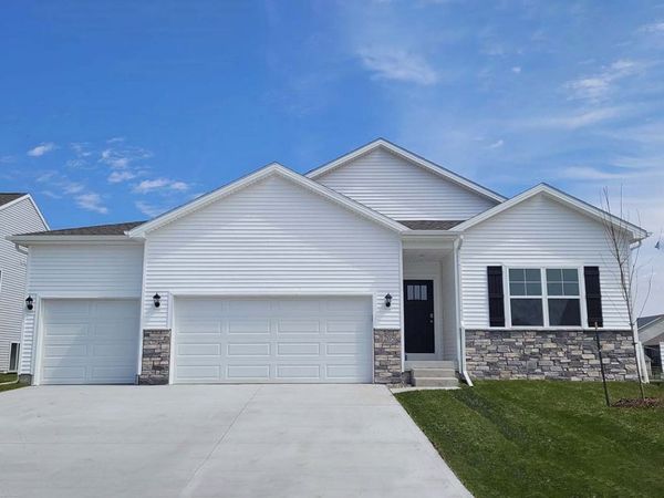 3054 Sweetwater Drive, Des Moines, IA 50320