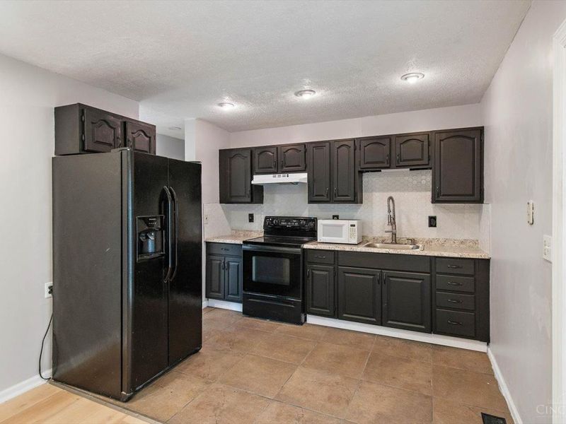 9925 Grasscreek Court, Cincinnati, OH 45231 Photo 2