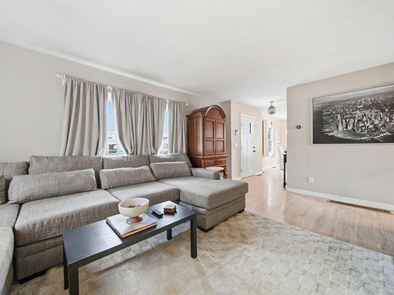 429 Carilla Lane, Columbus, OH 43228 Photo 12