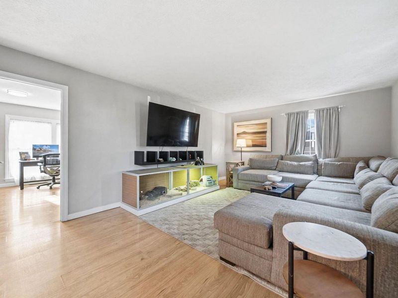 429 Carilla Lane, Columbus, OH 43228 Photo 9