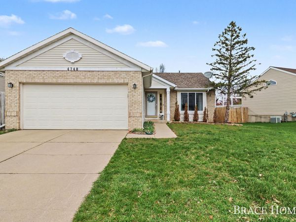 4748 Meadow Lake Drive SE, Kentwood, MI 49512
