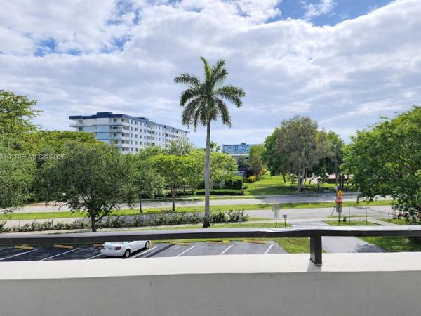 950 Hillcrest Dr, Unit 302, Hollywood, FL 33021