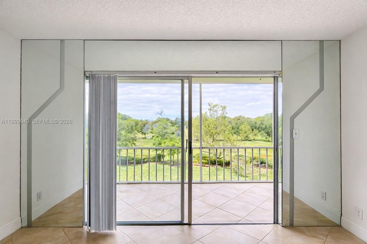 950 Hillcrest Dr, Unit 302, Hollywood, FL 33021 Photo
