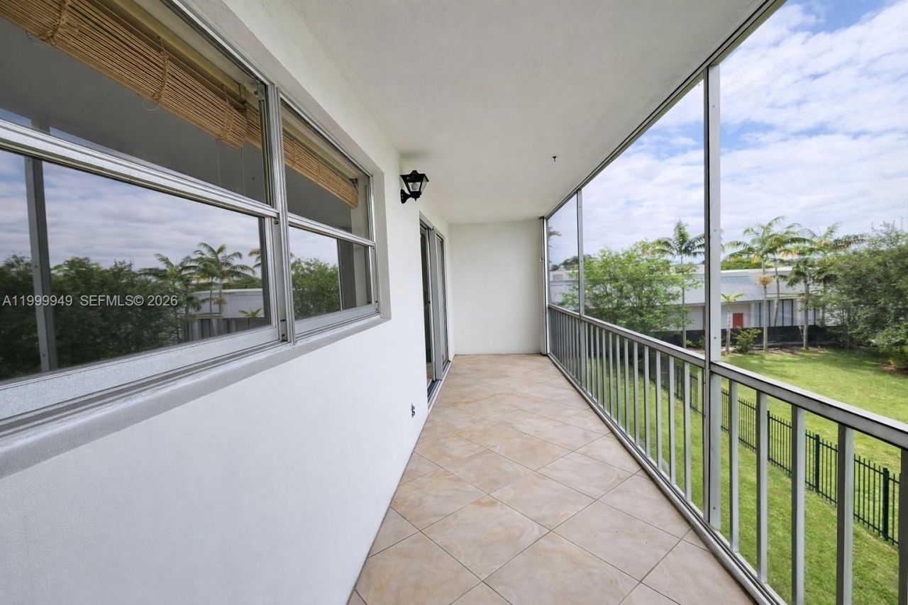 950 Hillcrest Dr, Unit 302, Hollywood, FL 33021 Photo