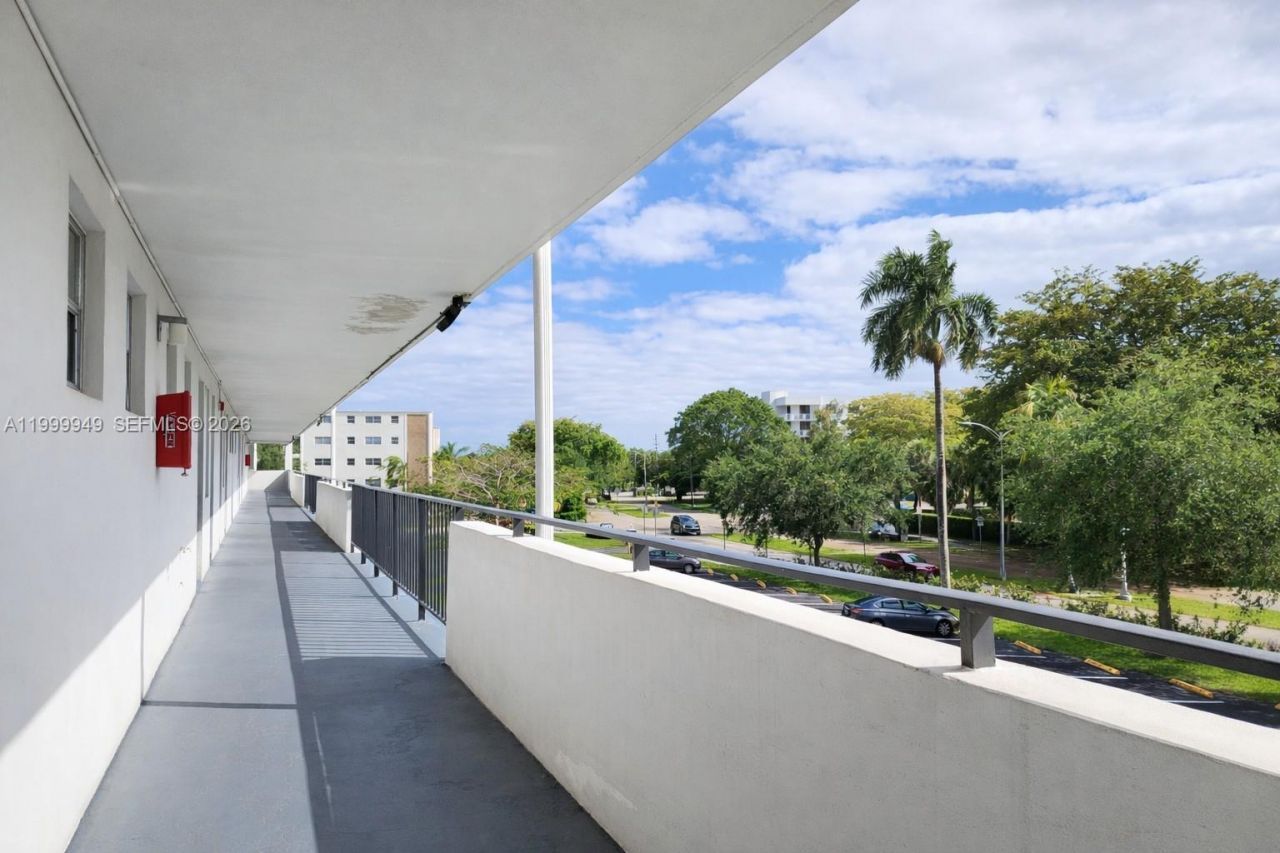 950 Hillcrest Dr, Unit 302, Hollywood, FL 33021 Photo