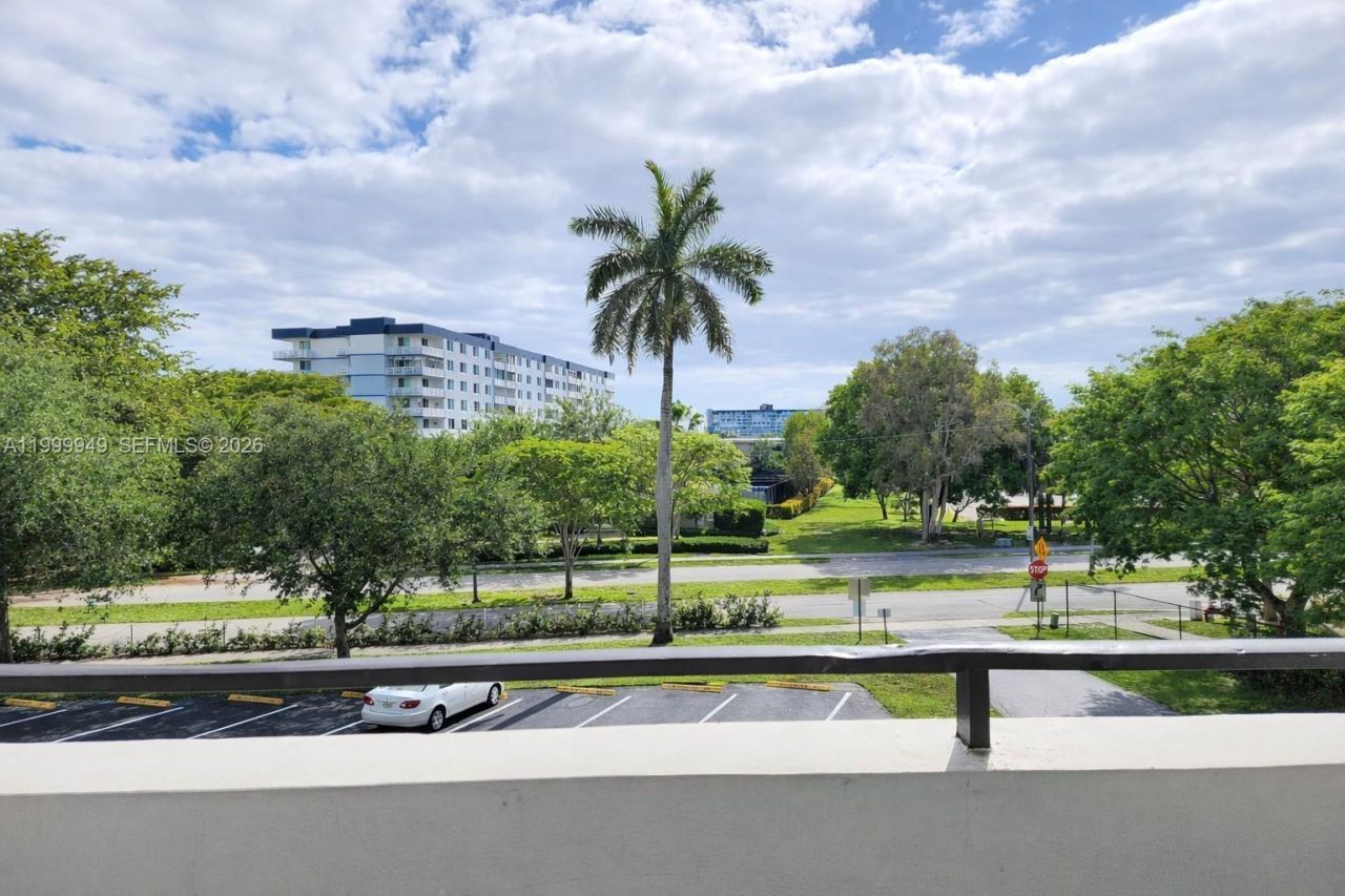 950 Hillcrest Dr, Unit 302, Hollywood, FL 33021 Photo