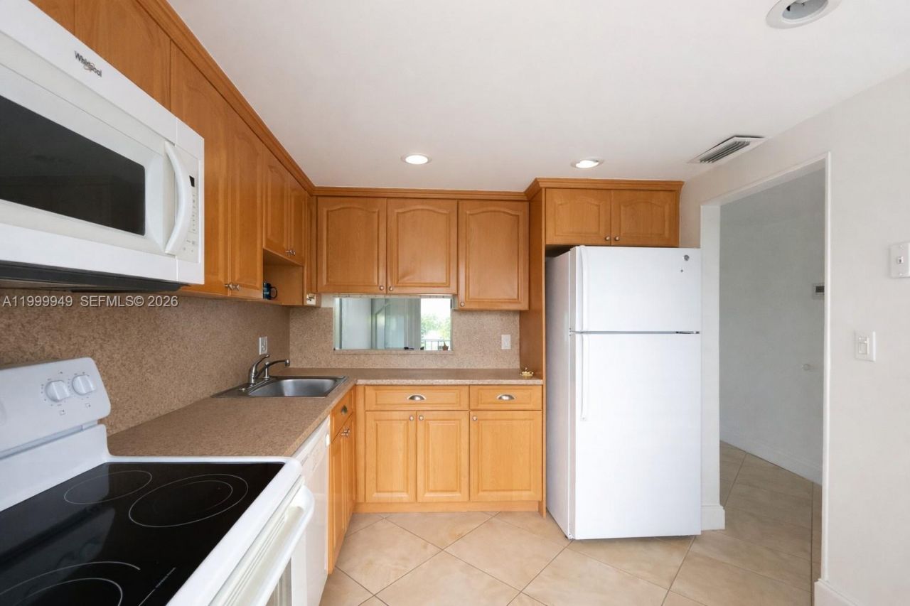 950 Hillcrest Dr, Unit 302, Hollywood, FL 33021 Photo