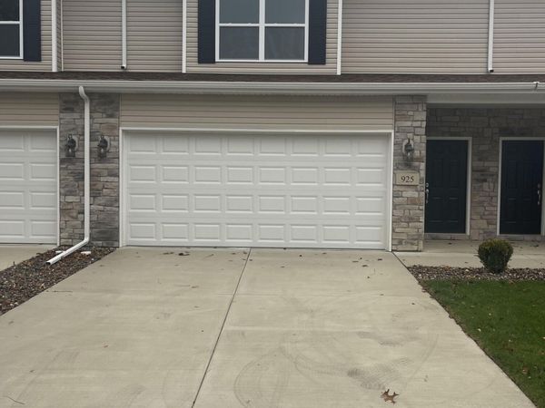 925 Paula Court , Hobart, IN 46342