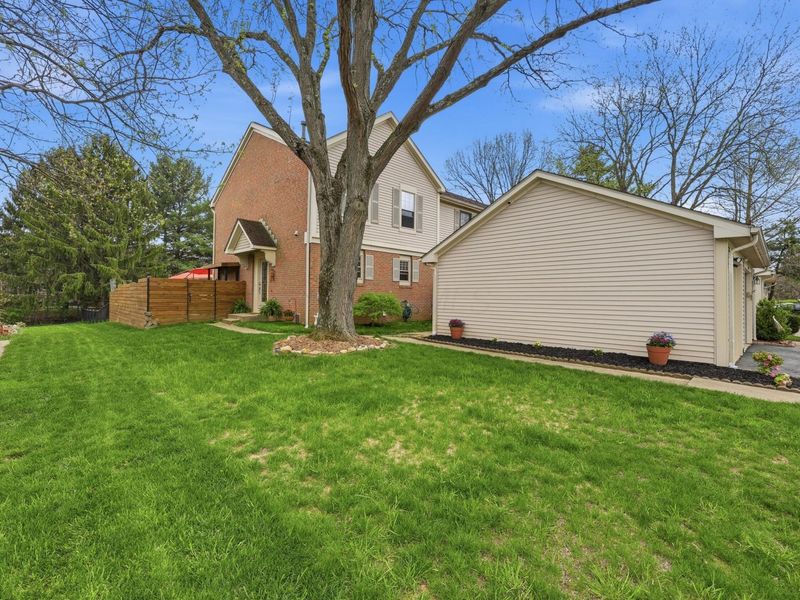 8392 Cliffthorne Way , Columbus, OH 43235 Photo 2