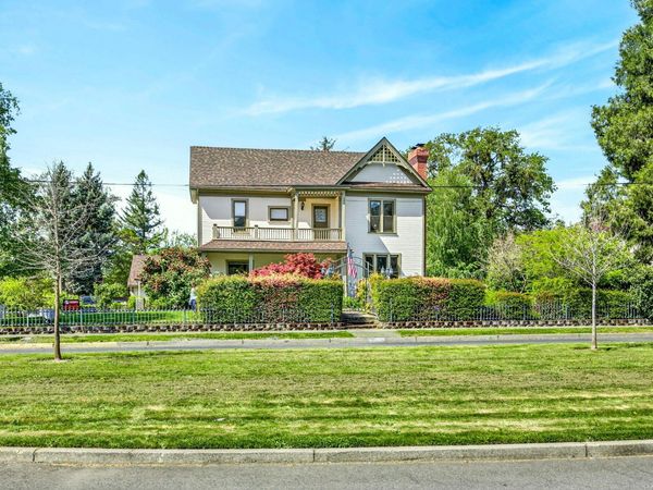 1002 NW Washington Boulevard, Grants Pass, OR 97526