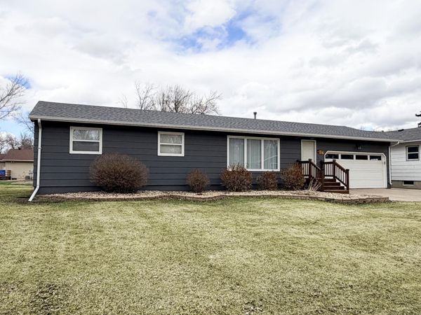 621 NE 17th Avenue, Aberdeen, SD 57401