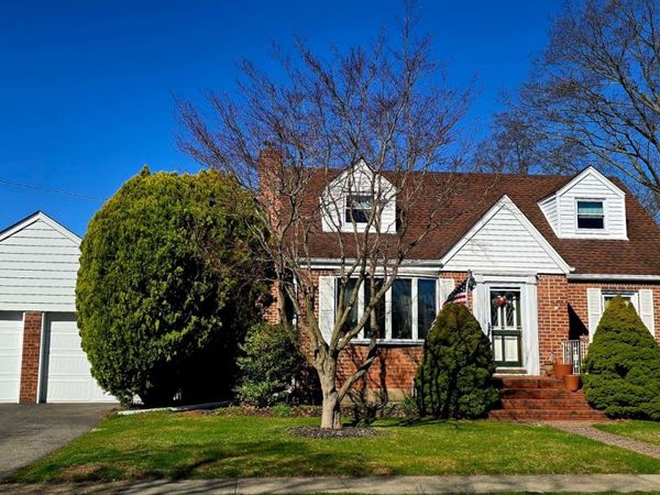 39 Lipton Lane , Williston Park, NY 11596