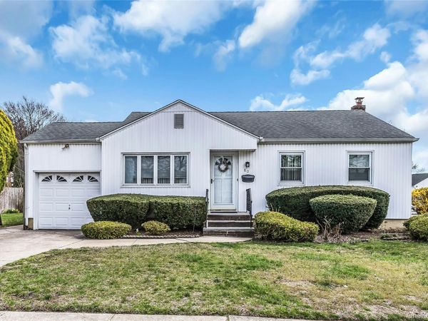 80 Knickerbocker Road N, Plainview, NY 11803