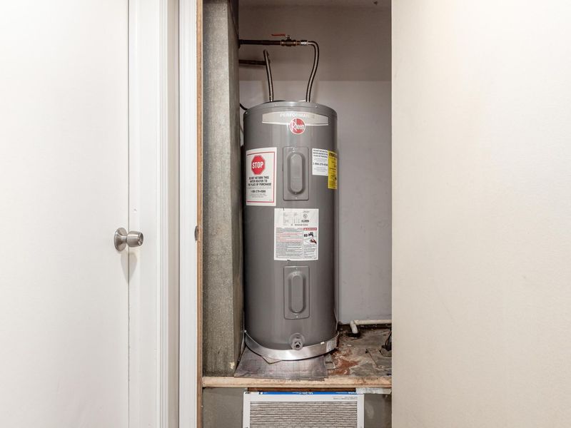 1030 Galliton Court, Unit B, Columbus, OH 43220 Photo 4