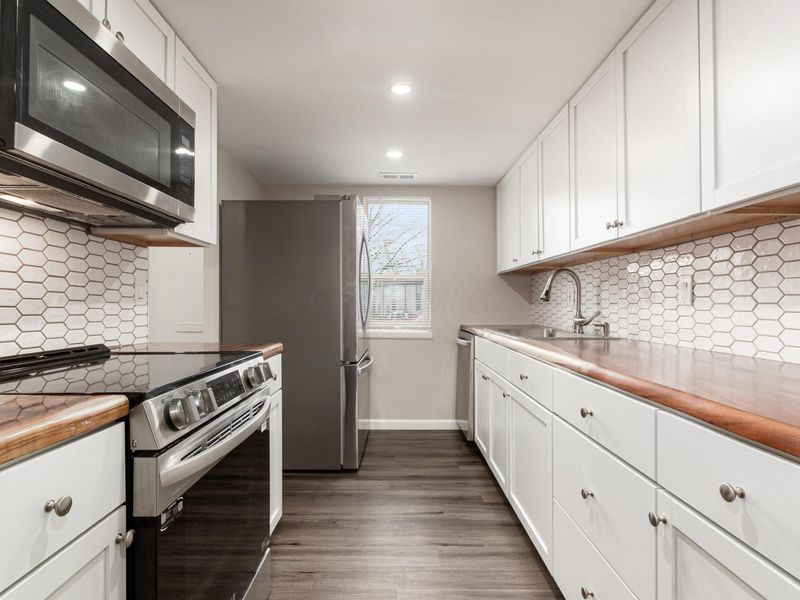 1030 Galliton Court, Unit B, Columbus, OH 43220 Photo 7